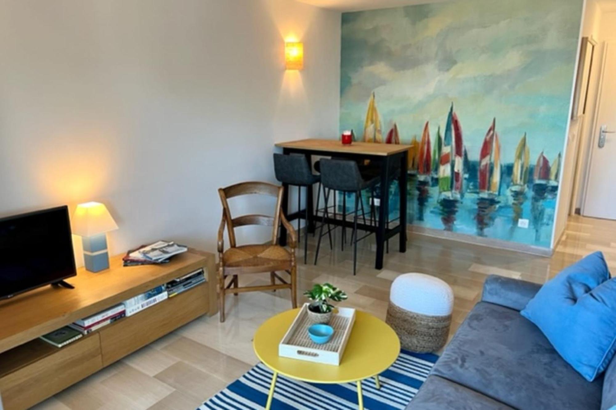 Sea View Near Ilette - Sleeps 4 - Parking Holiday home *